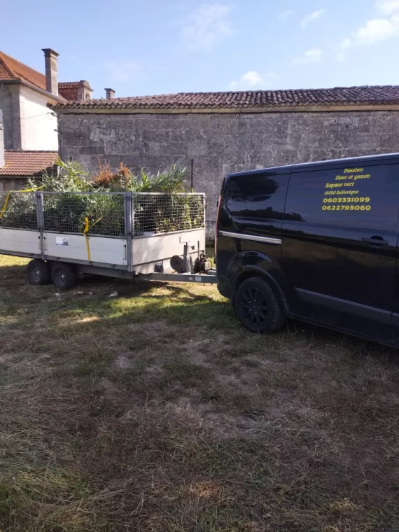 Contrat d'entretien pour parcs et jardins sur la couronne , Barbezieux-Saint-Hilaire, PASSION FLEUR ET GAZON